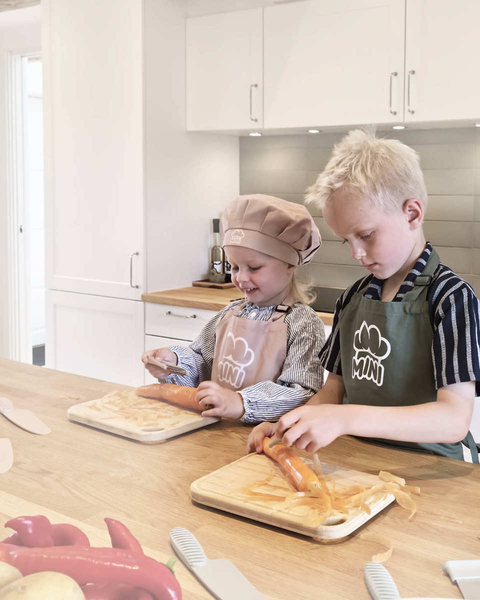 MINI Family Küchenset für Kinder (Messer, Sparschäler, Hacker & Schneidebrett)