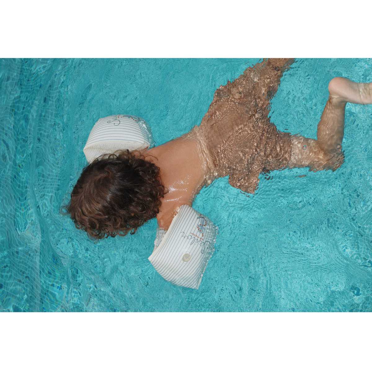 Konges Sløjd Schwimmflügel Basic in Weiß - getragen Draufsicht