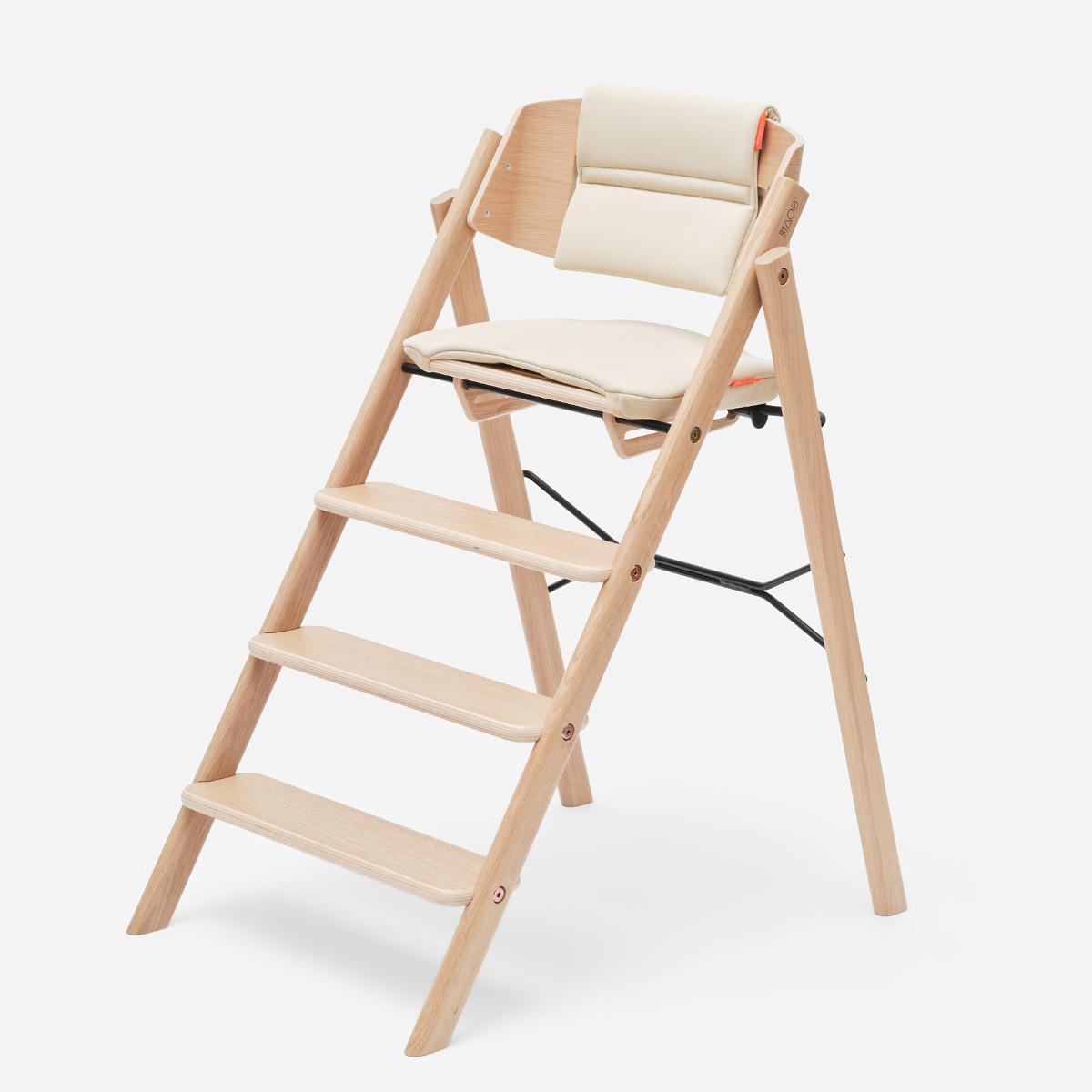Stokke Nomi Hochstuhl in Naturholz - schräge Ansicht