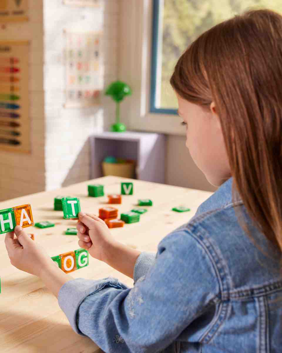 MAGNA-TILES microMAGS LEARN Buchstaben in Orange und Grün - Detailansicht