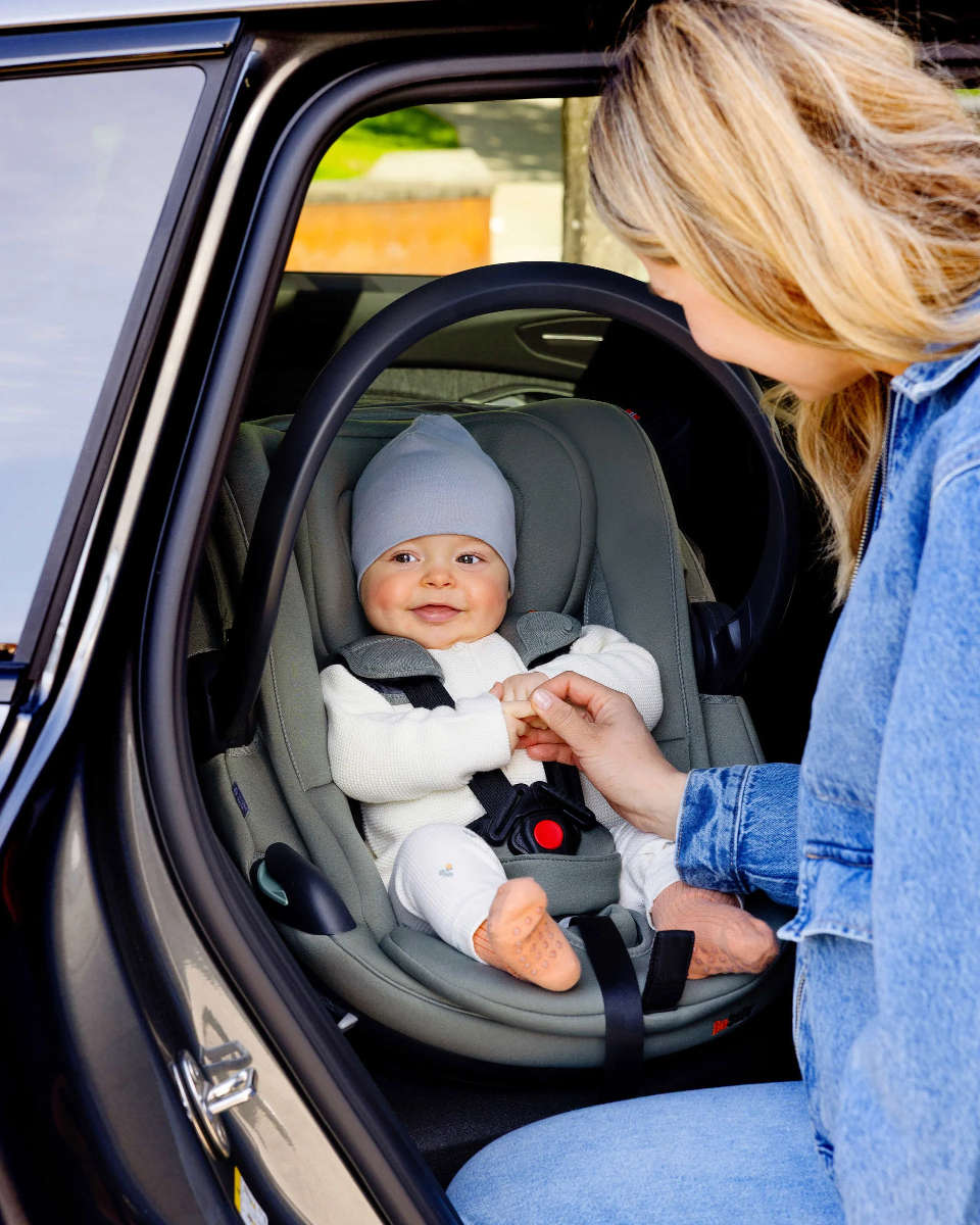 BeSafe Go Beyond2 i-Size Babyschale inkl. Beyond ISOFIX Base + Gratis Sommerbezug