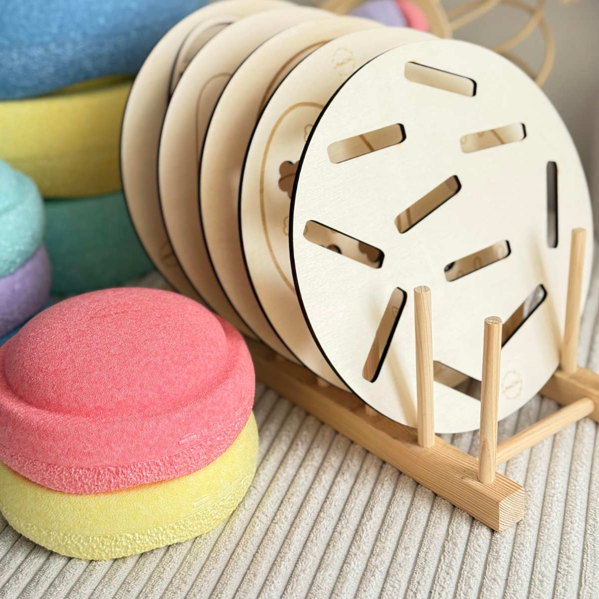 Momscrew Activity Board “Slots” + 10 Wooden Chips (33 mm)