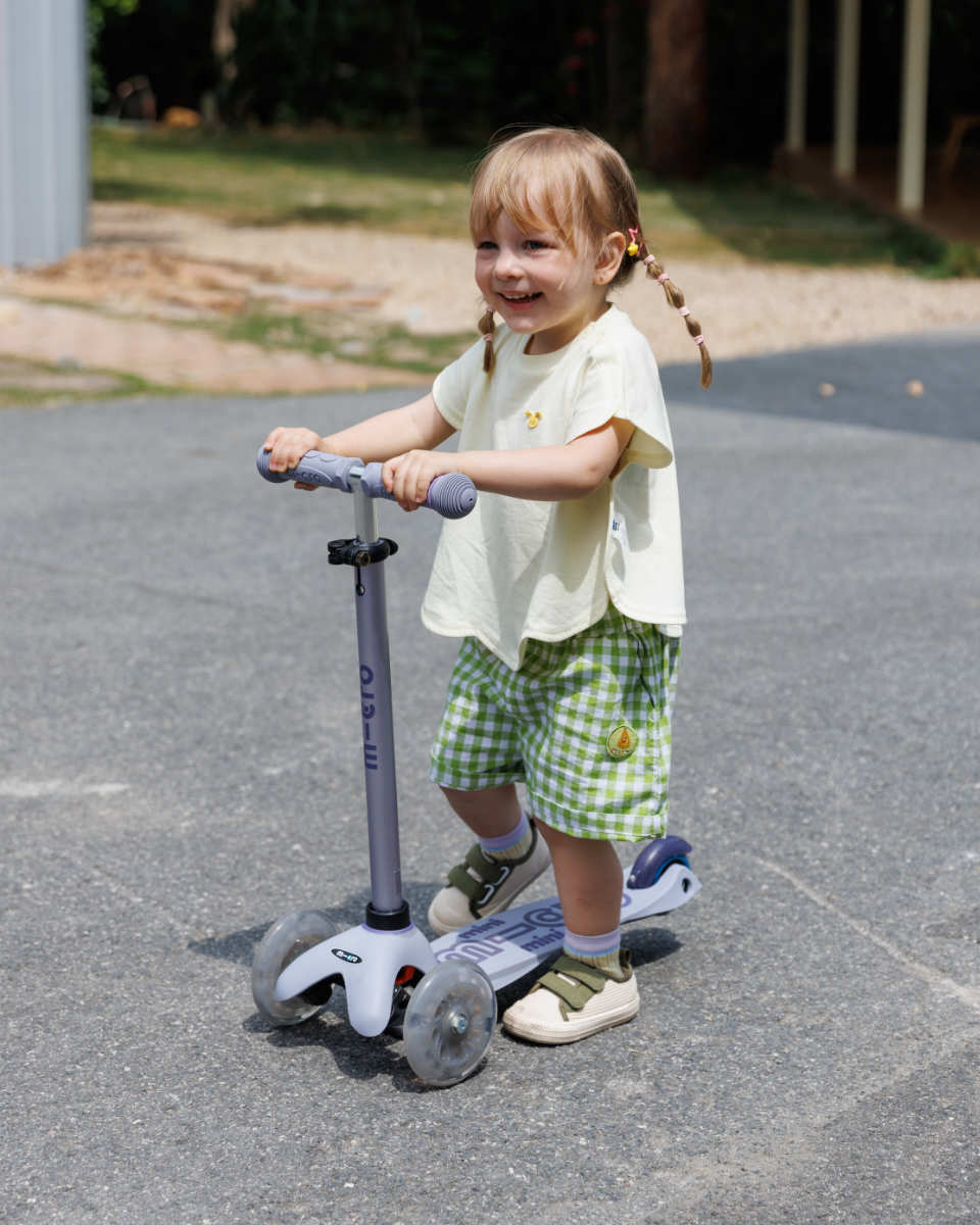 Mini Micro Deluxe Rock & Go LED Scooter