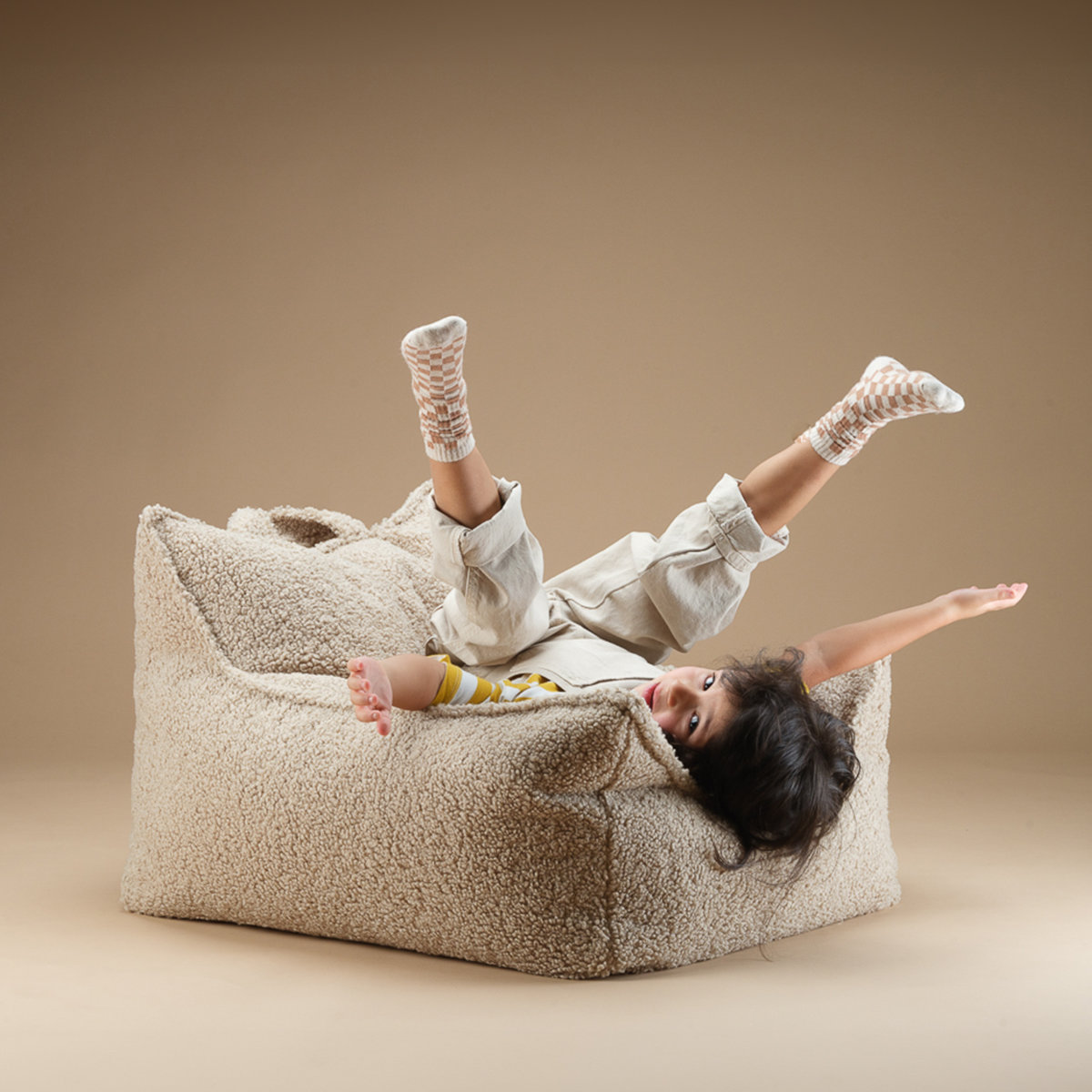 Wigiwama Sitzsack Sessel in Beige - Seitenansicht mit Kind