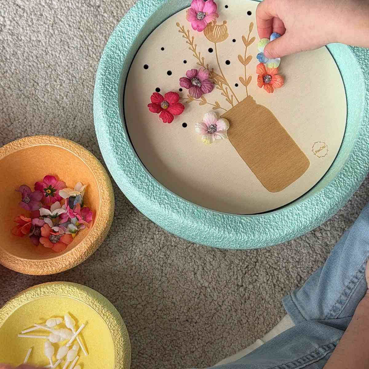Momscrew Set Aktivitätsplatte Blumenvase + 20 Kunstblumen
