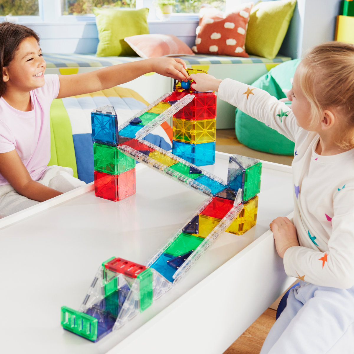 Magna-Tiles Rail Racers Deluxe, bunt - Spielszene