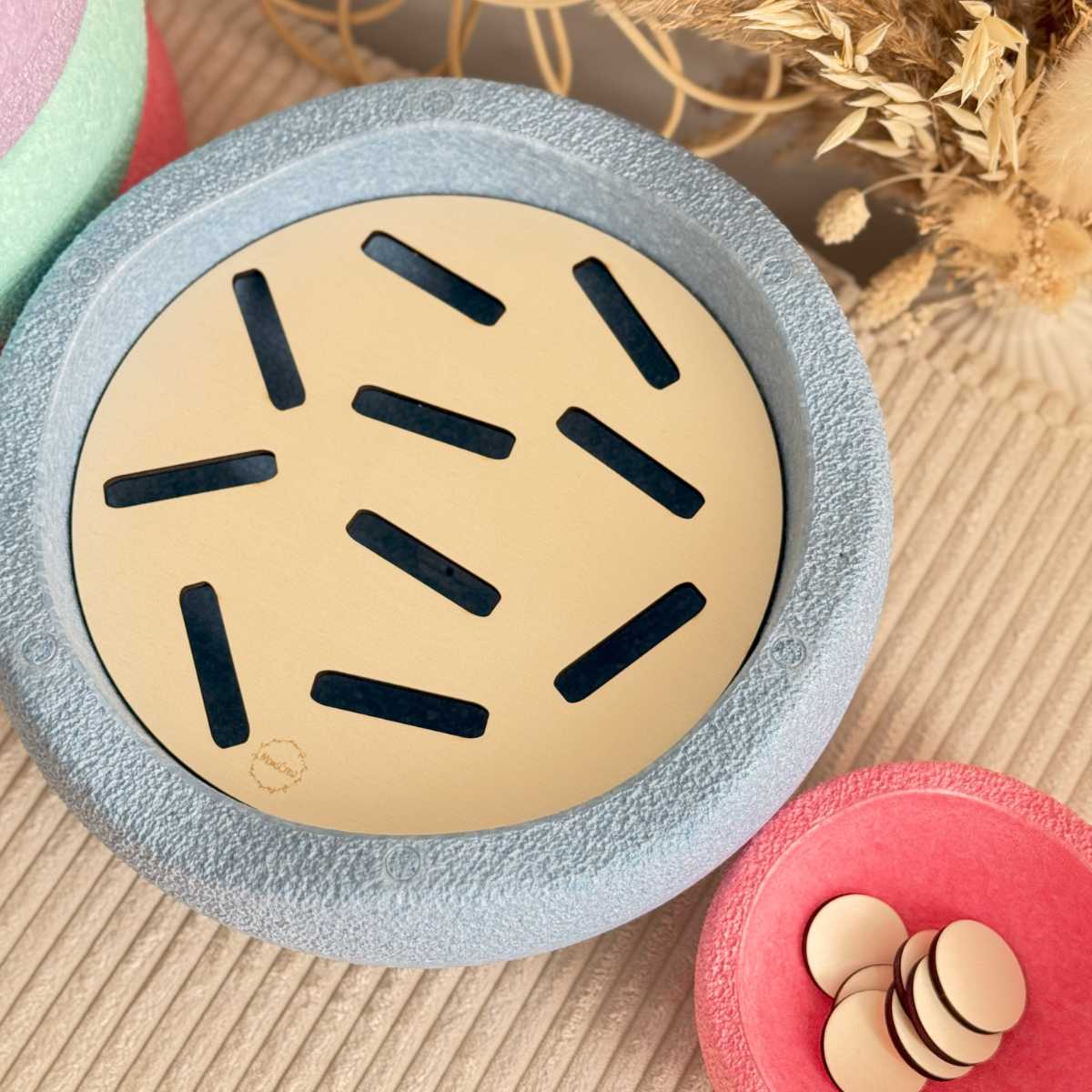 Momscrew Activity Board “Slots” + 10 Wooden Chips (33 mm)