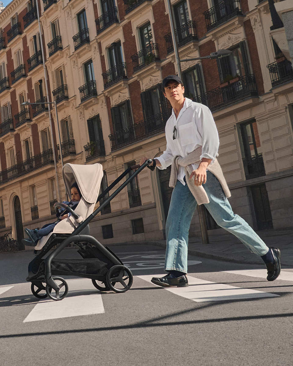 Bugaboo Kinderwagen in Schwarz - schräge Ansicht