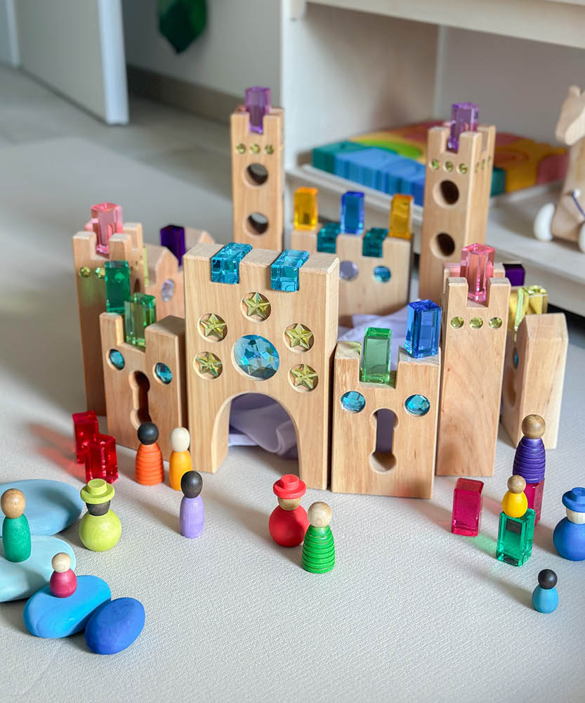 Bunter Holzspielzeug-Schlossbaukasten - schräge Ansicht