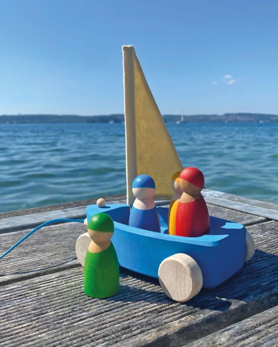 Grimm’s Nachzieh-Strandsegler aus Holz mit Figuren