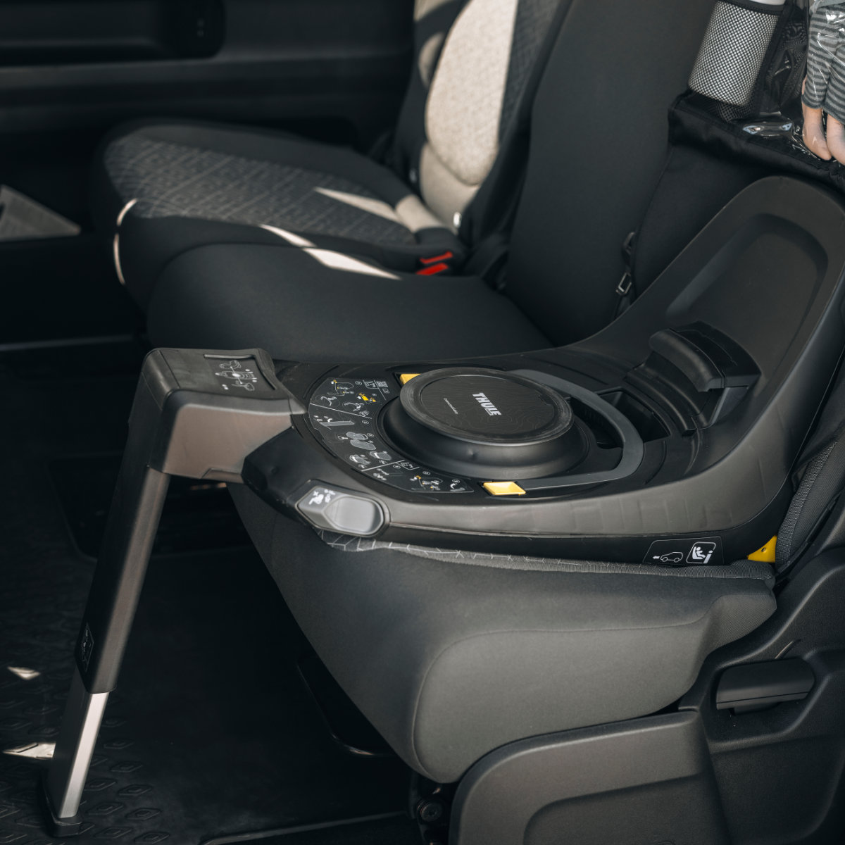 Thule Alfi Connect ISOFIX Basisstation in Schwarz im Auto - schräge Ansicht