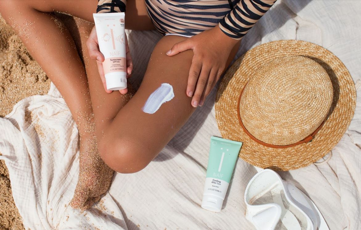 Naïf Sonnencreme Baby & Kind SPF50 100ml in Weiß - am Model