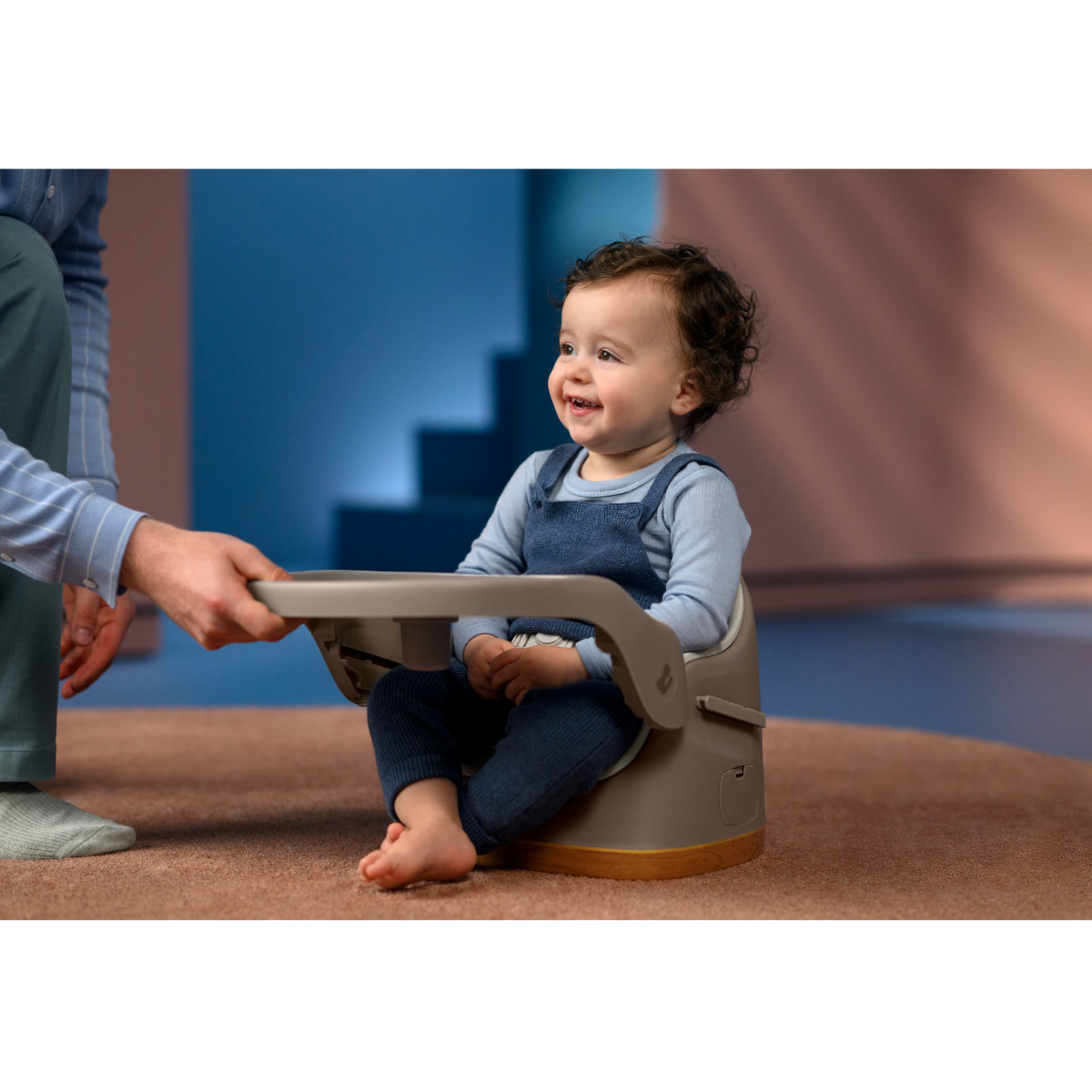 Maxi Cosi Jay Plus 3-in-1 Sitzerhöhung in Grau - perspektivische Ansicht