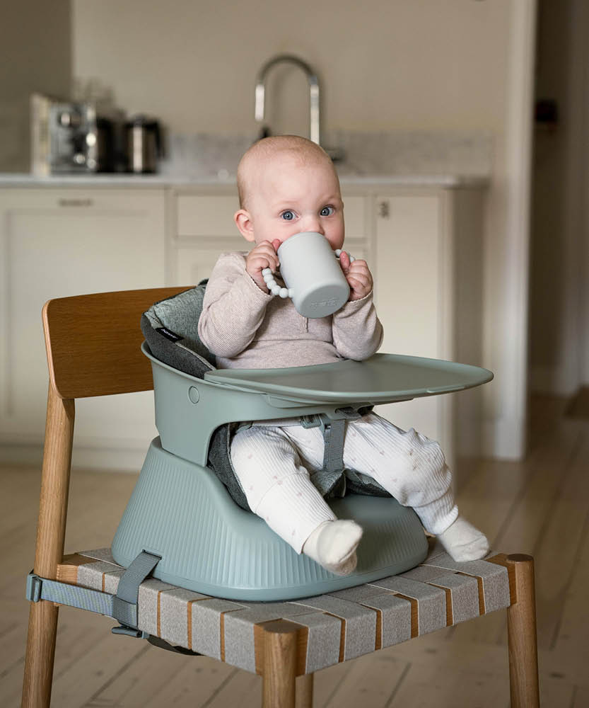 Baby Hochstuhl in Grau - Seitenansicht in Verwendung