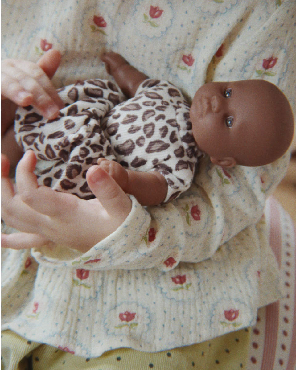 Konges Sløjd Mini Puppe KS106162 in Lila - gehaltene Ansicht