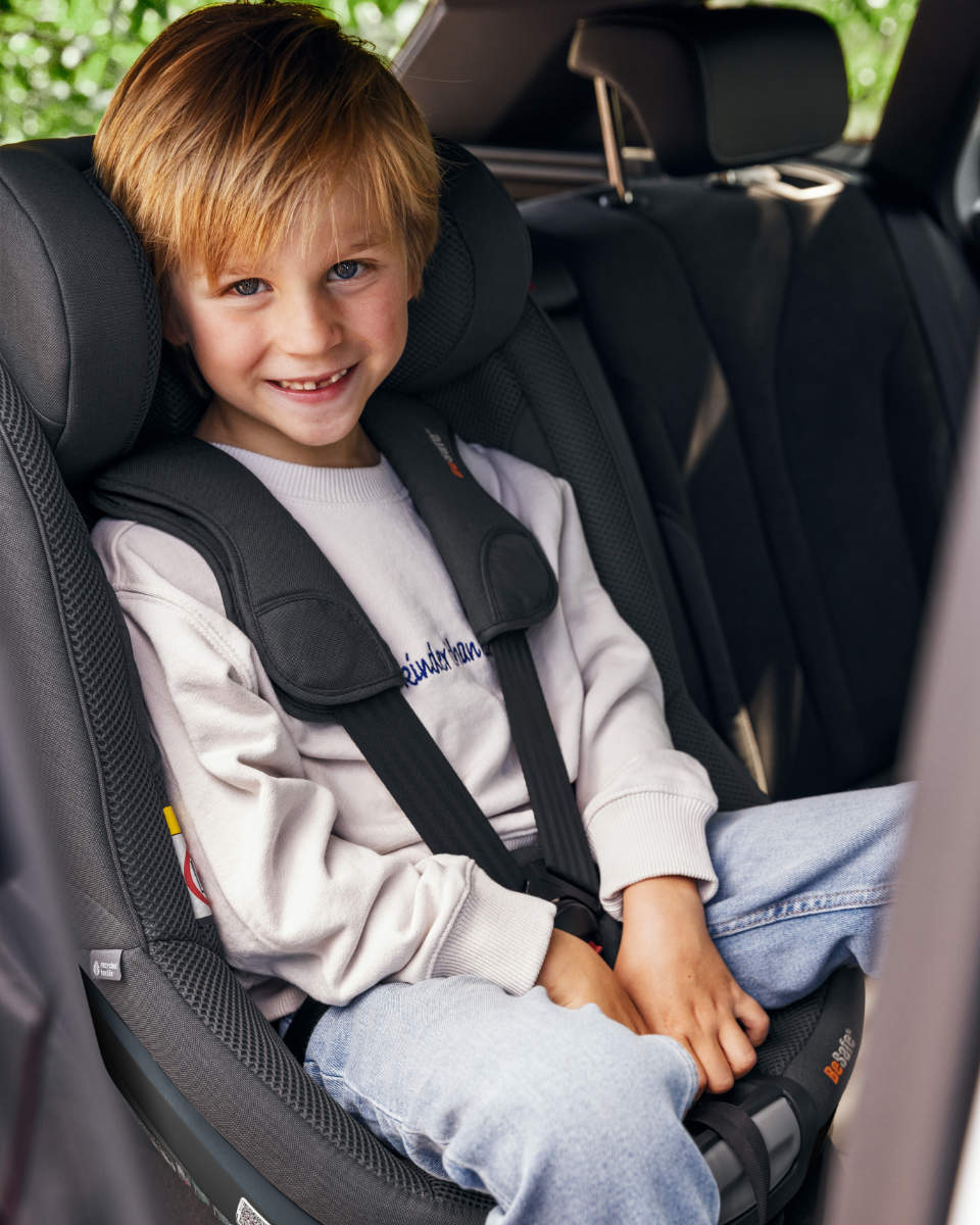BeSafe Beyond2 360 B Kindersitz in AnthraMesh - getragen
