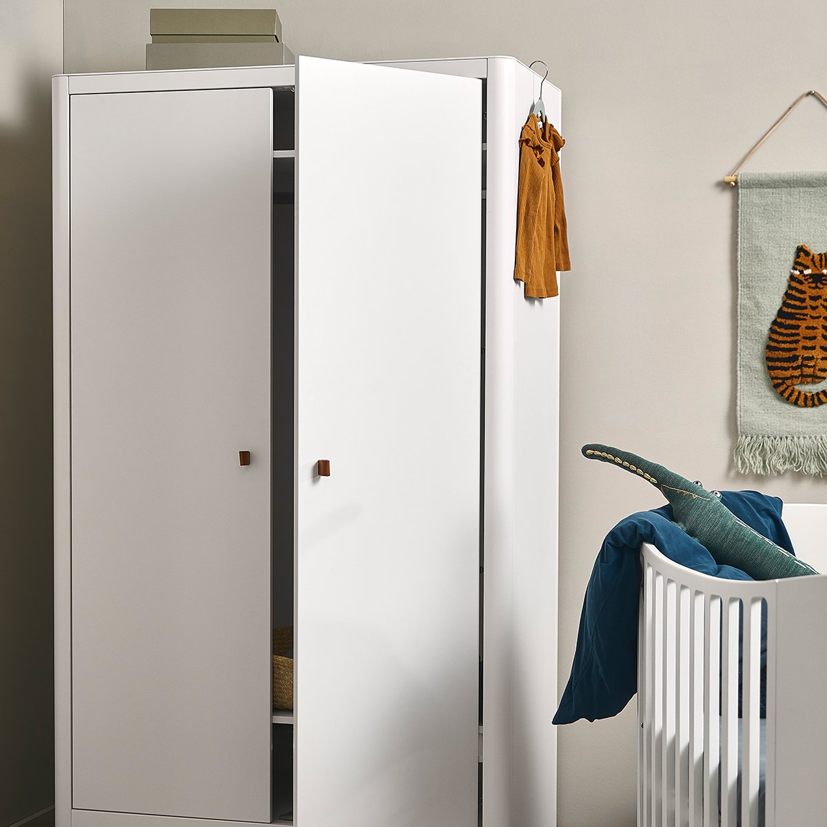 Leander Classic Kleiderschrank in Weiß - Seitenansicht
