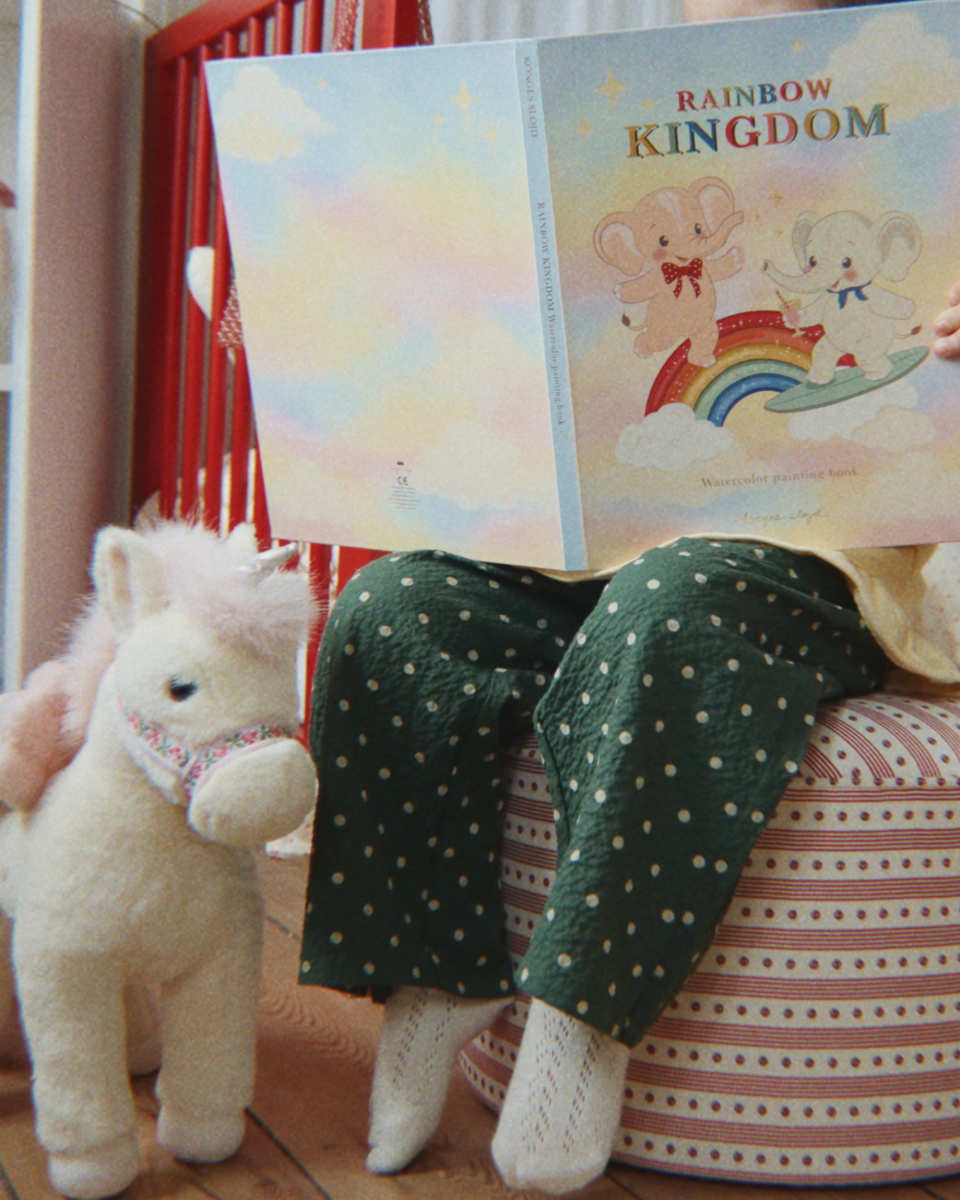 Konges Sløjd Starlight Einhorn Kuscheltier in Weiß - Seitenansicht