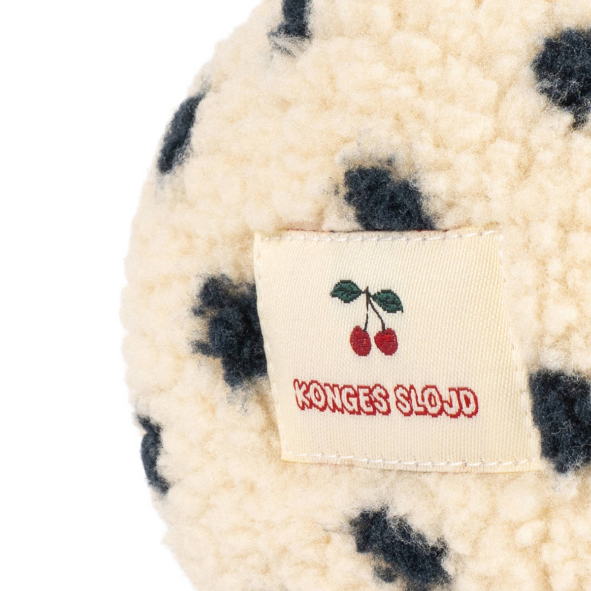 Konges Sløjd Jody Teddy Fleece Ohrwärmer in Creme - Detailansicht