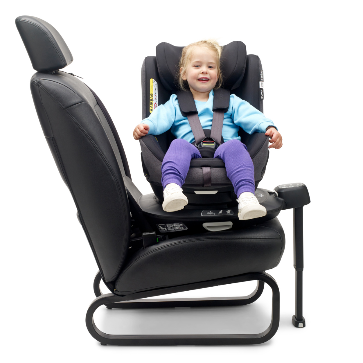 Bugaboo Owl by Nuna Kindersitz in Schwarz - Seitenansicht mit Kind