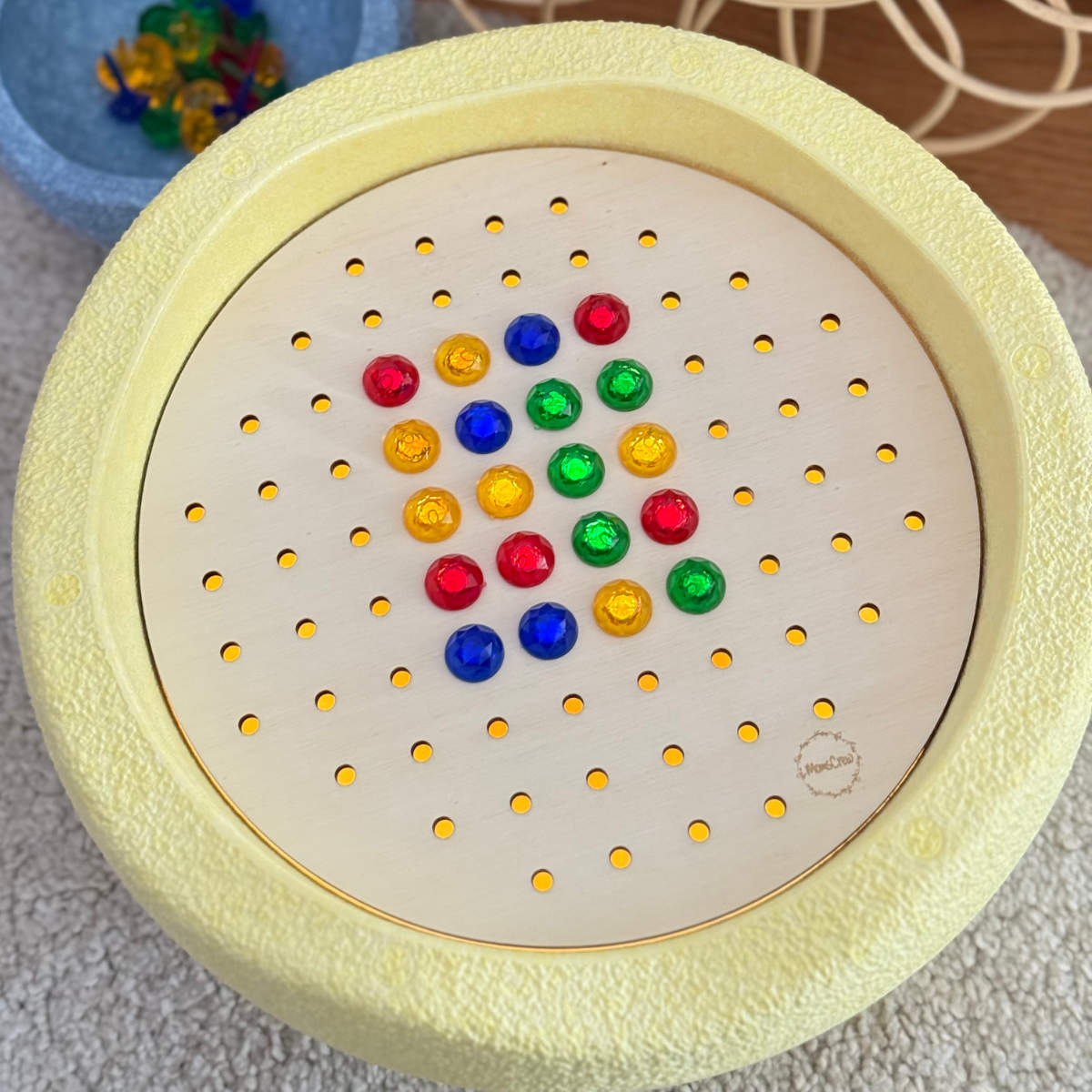 Momscrew Set Aktivitätsplatte Löcher + 80 Mosaik- & 50 Gummiringestecker