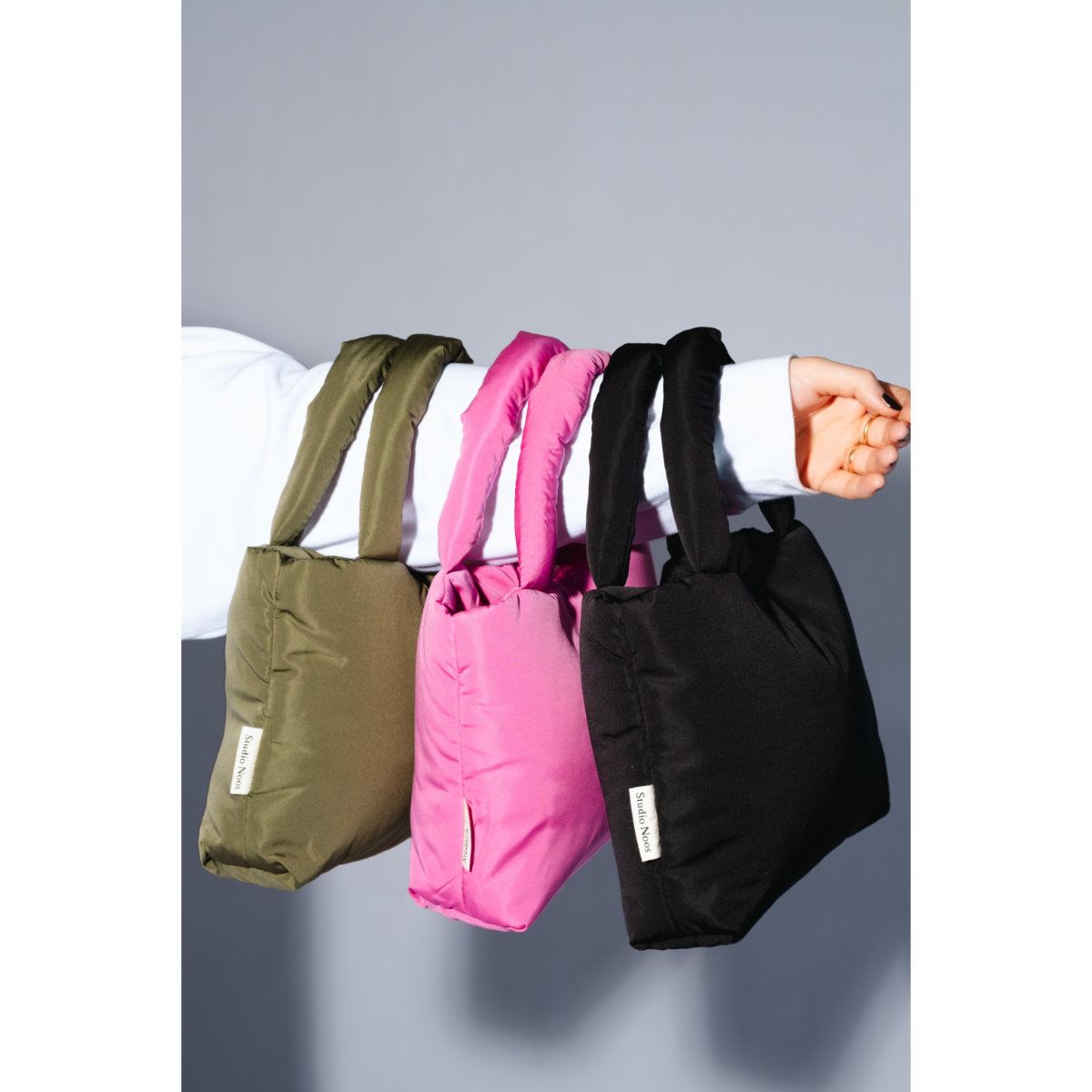 Studio Noos Mini Handtasche in Rosa - Perspektivisch an Arm