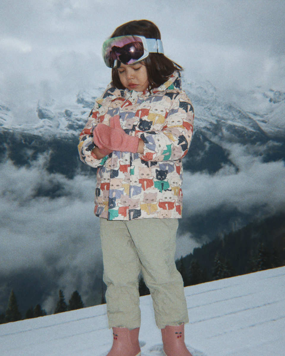 Kinder-Schneeanzug mit Katzenmotiven und bunter Musterung - Vorderansicht