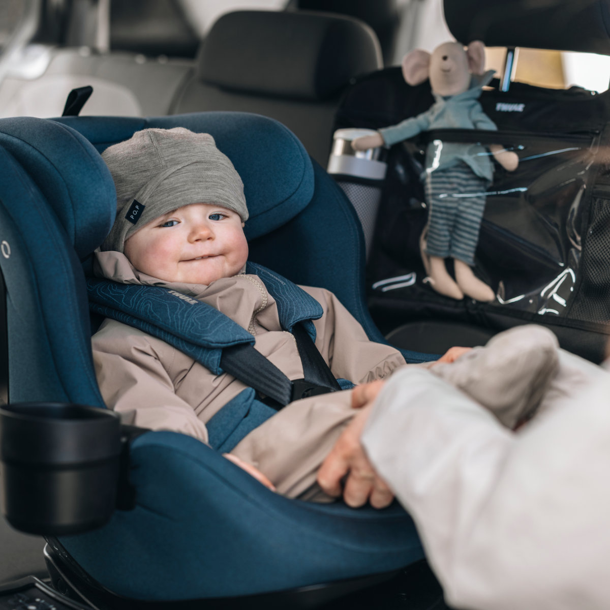 Thule Elm Connect 360 i-Size Kindersitz in Blau - schräge Ansicht