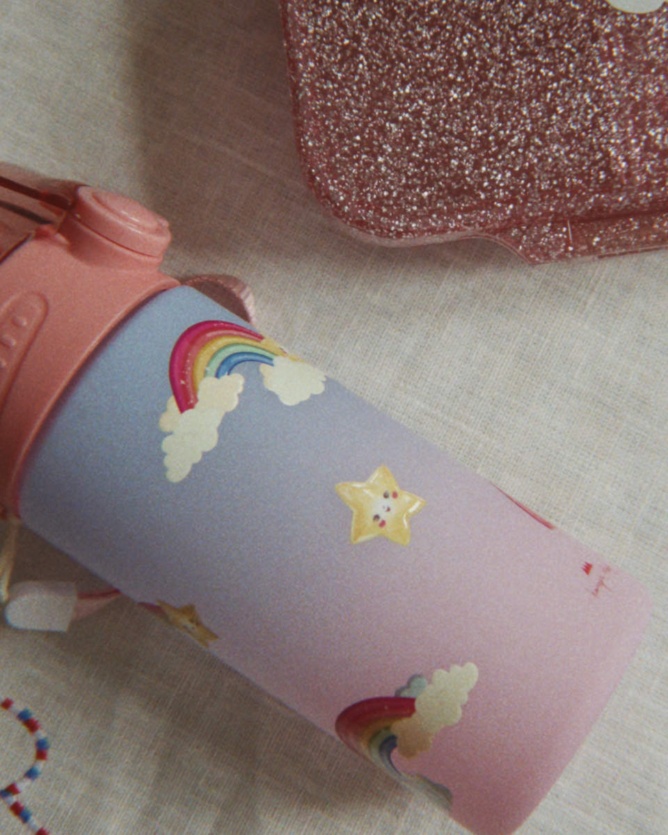 Konges Sløjd Trinkflasche Rainbow in Rosa - schräge Ansicht