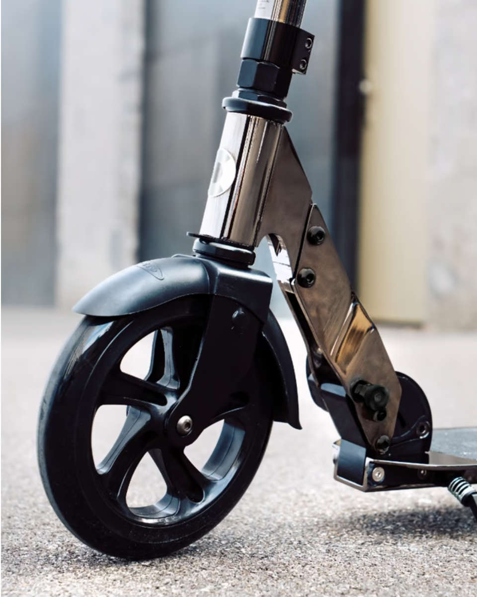 Micro Classic Neochrome Black – Foldable Scooter for Teens & Adults