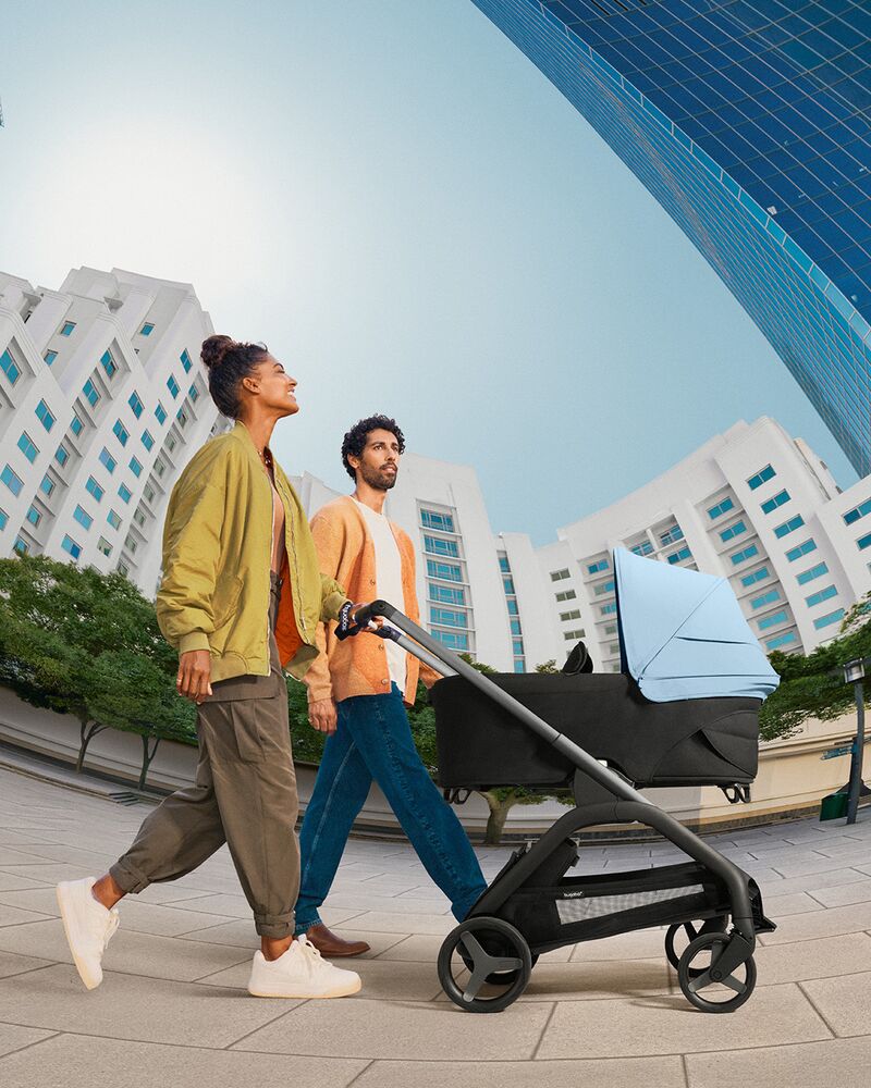 Bugaboo Dragonfly Babywanne in Schwarz und Blau - Seitenansicht