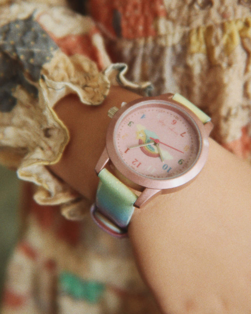 Kinderuhr mit Regenbogenarmband in Rosa - getragen Ansicht