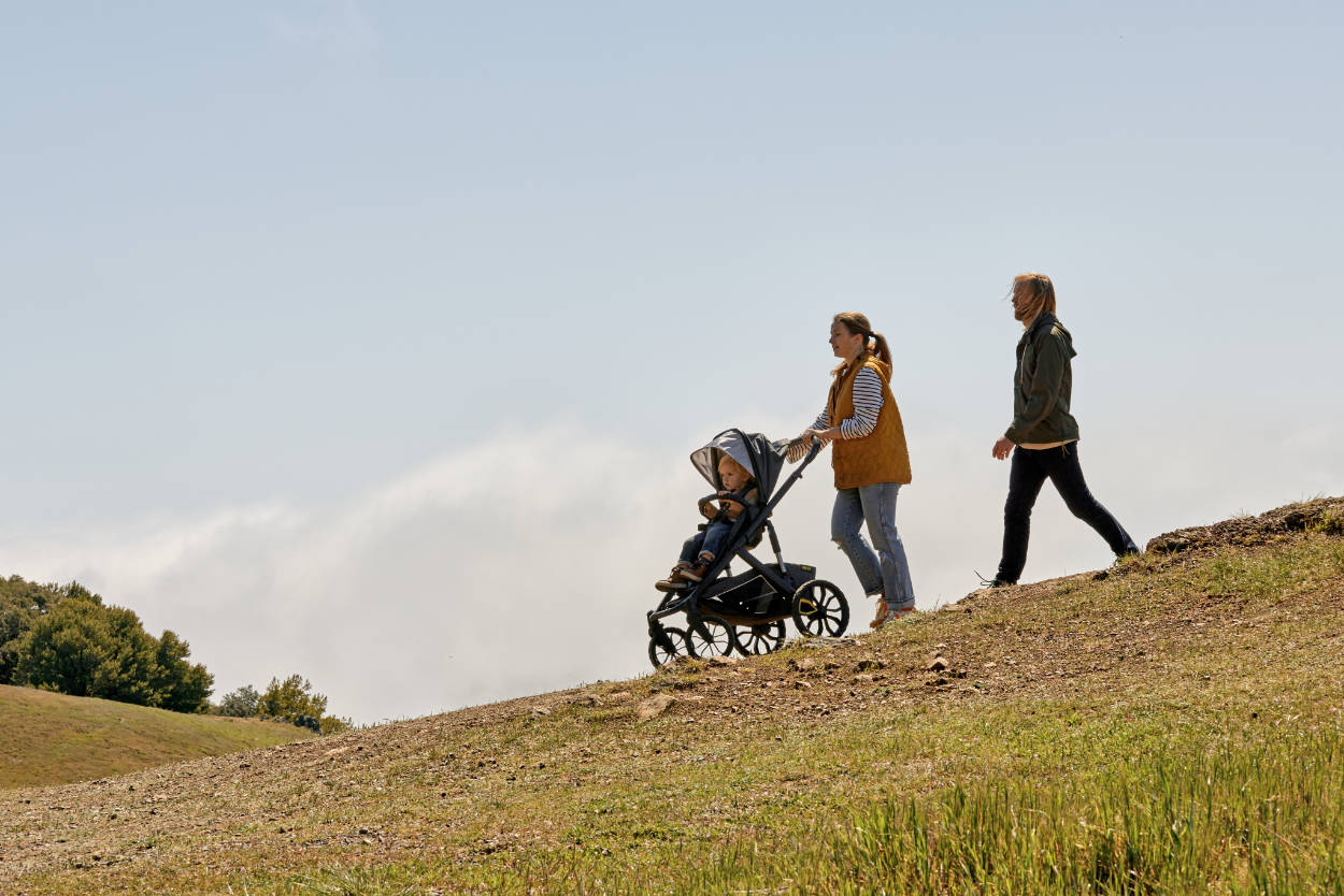 VEER Switchback & Roll Kinderwagen in Schwarz - Outdoor Ansicht