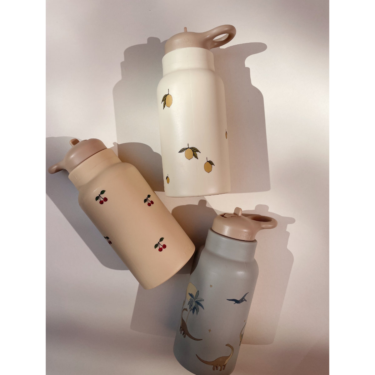 Konges Sløjd Silikon-Trinkflasche 420 ml mit Kirschen in Beige - schräge Ansicht