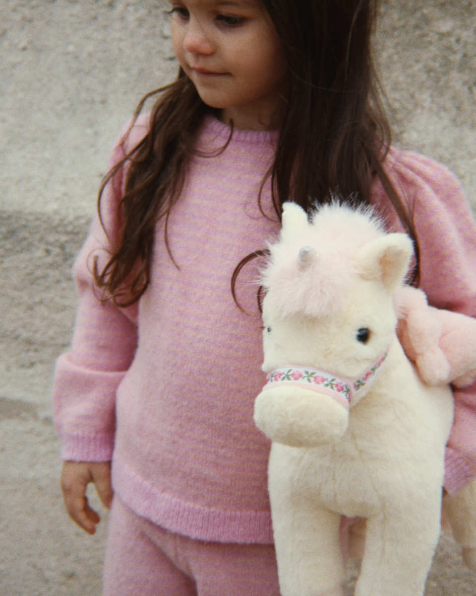 Konges Sløjd Starlight Einhorn Kuscheltier in Weiß - getragen