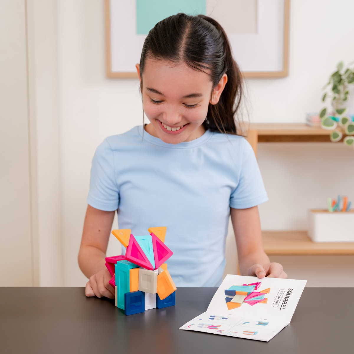 Connetix PRO Magnetbausteine – Animals Pack – Bunt - Frontansicht mit Kind