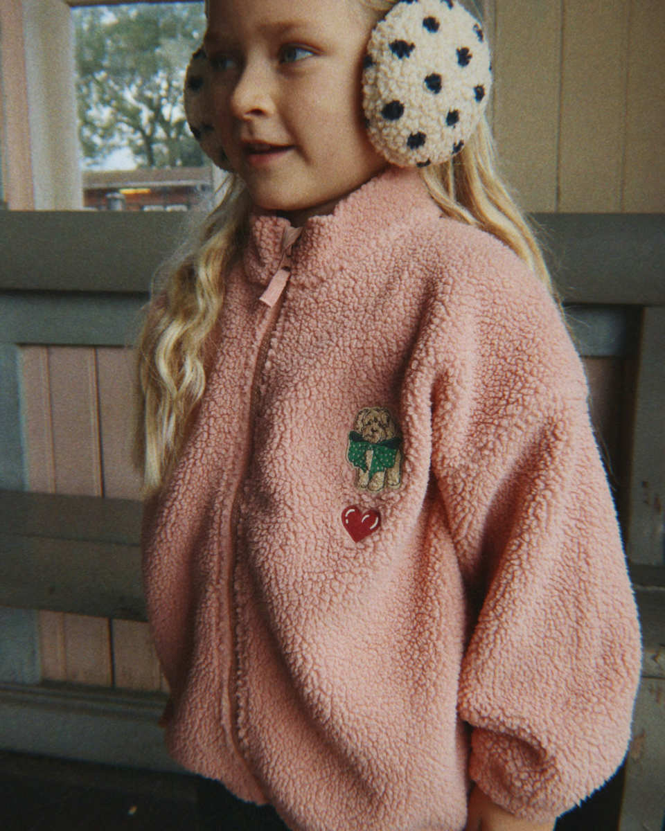 Kinderjacke in Rosa mit Stickerei - schräge Ansicht