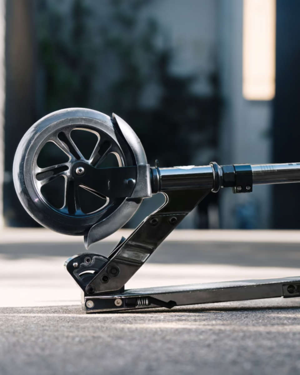 Micro Classic Neochrome Black – Foldable Scooter for Teens & Adults