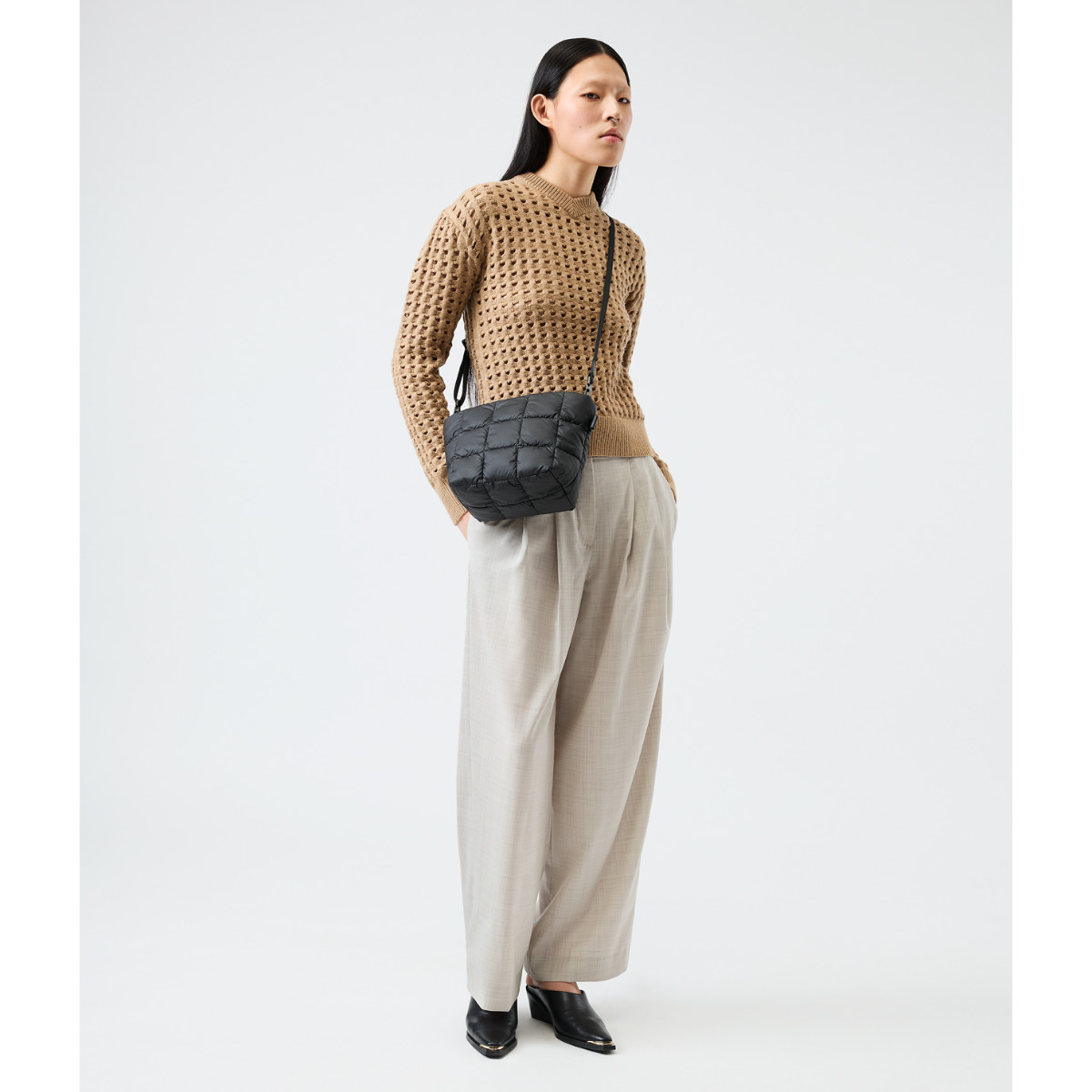 VeeCollective Porter Clutch in Schwarz - getragen