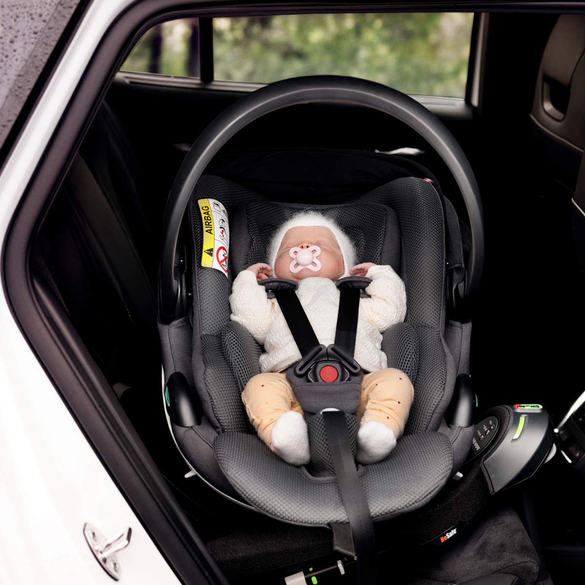 BeSafe Beyond Base i-Size Basisstation in Grau - Detailansicht im Auto