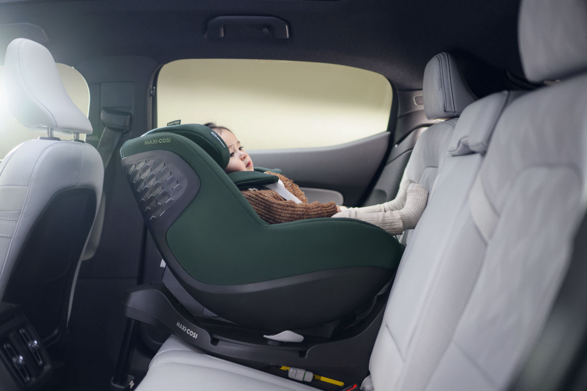 Maxi Cosi Pearl 360 Pro in Grün - Seitenansicht im Auto