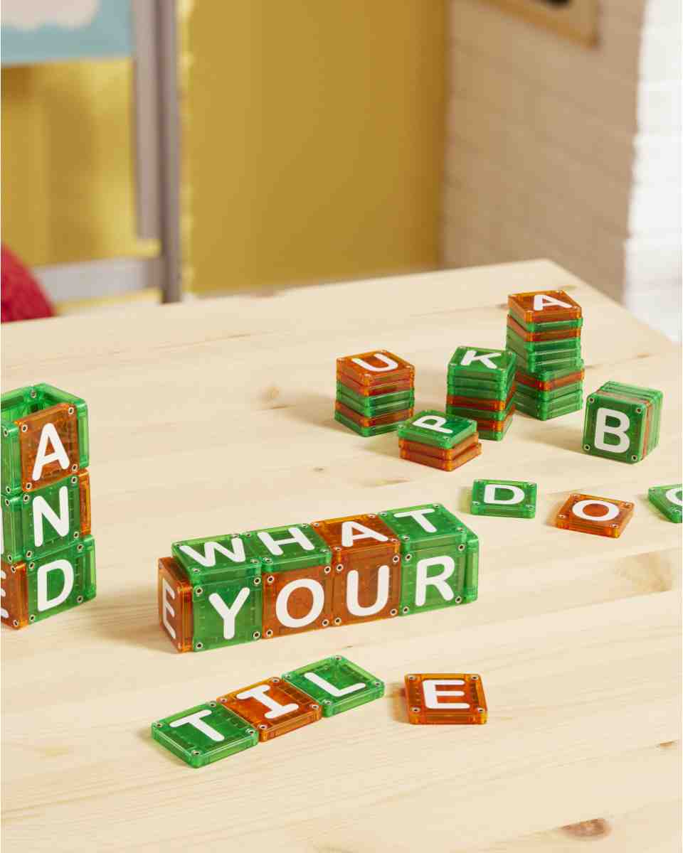 MAGNA-TILES microMAGS LEARN Buchstaben Nr. 254056LL in Orange und Grün - Draufsicht