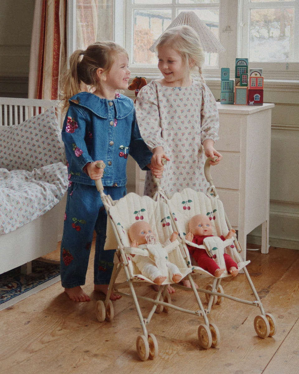 Konges Sløjd Twin Puppenwagen in Beige - Vorderansicht