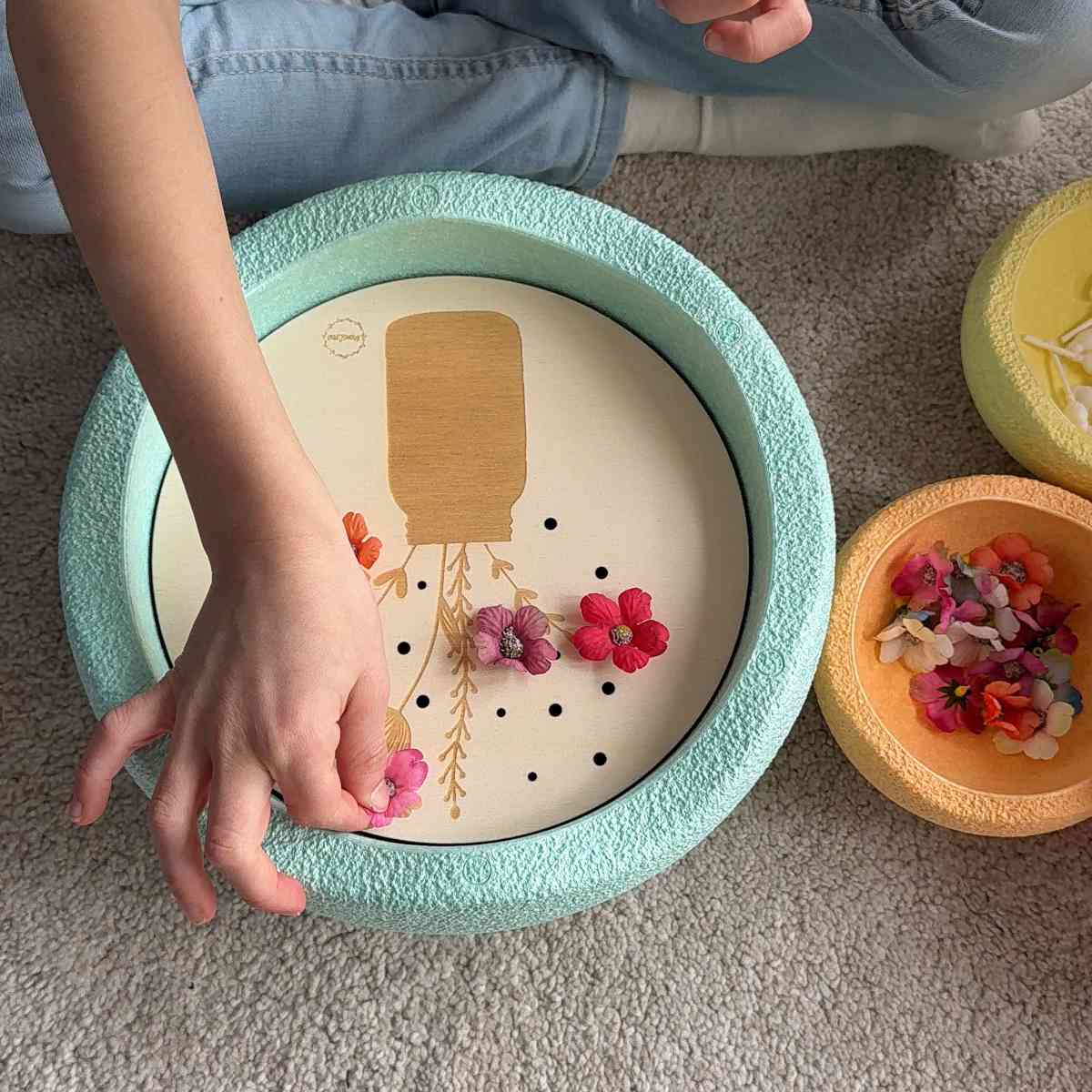 Momscrew Set Aktivitätsplatte Blumenvase + 20 Kunstblumen