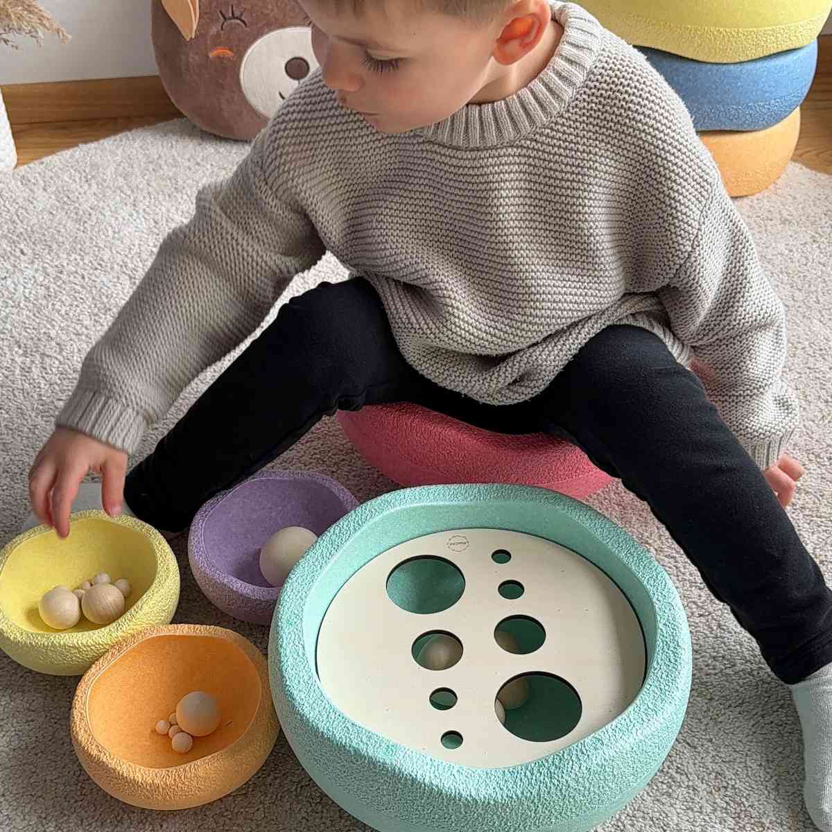 Momscrew Set Aktivitätsplatte Größenordnung + 12 Holzkugeln (10–50 mm)