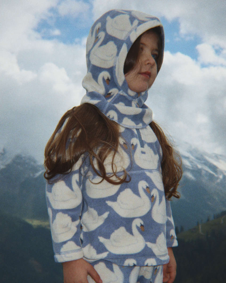 Kinderpullover mit Schwanenmotiv, Blau - schräg von vorne
