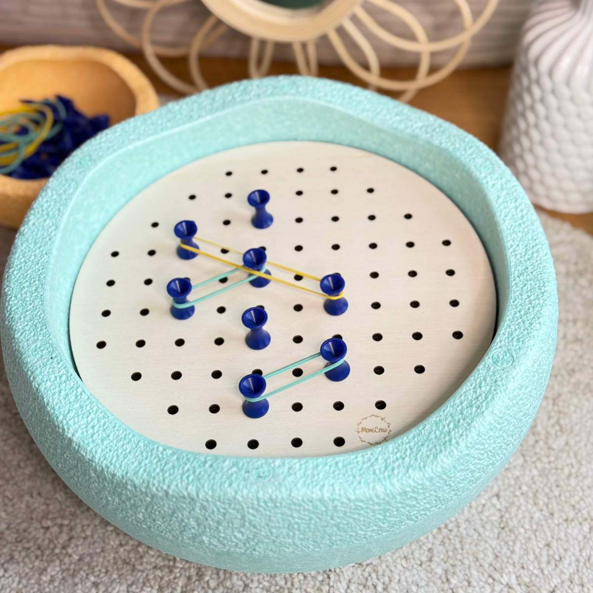 Momscrew Set Aktivitätsplatte Löcher + 80 Mosaik- & 50 Gummiringestecker