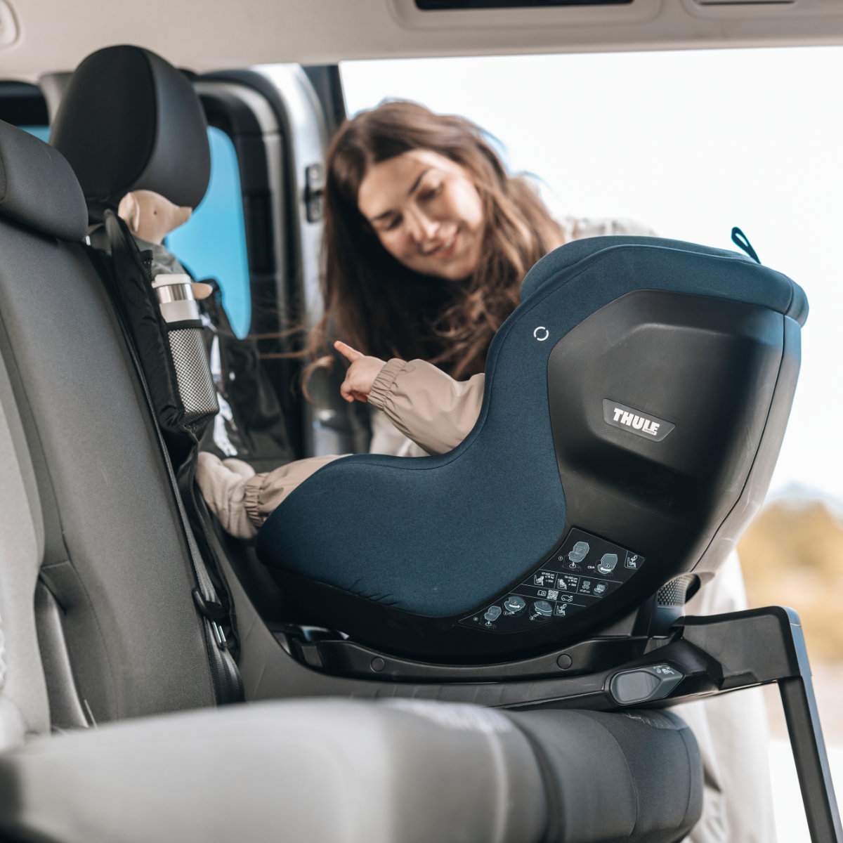 Thule Elm Connect 360 i-Size Kindersitz in Blau - Seitenansicht