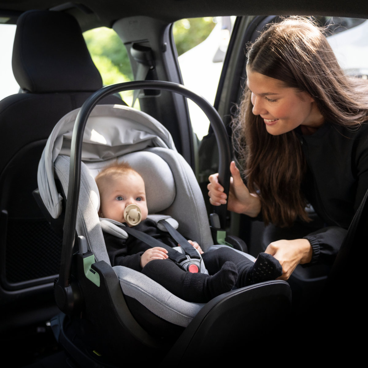 Thule Maple i-Size Babyschale + Alfi Basisstation Starter Bundle