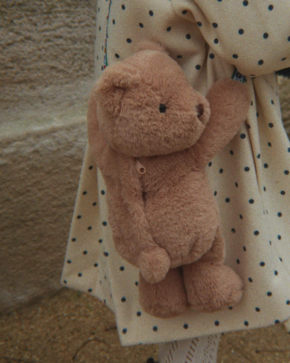 Konges Sløjd Teddy Umhängetasche in Braun - getragen